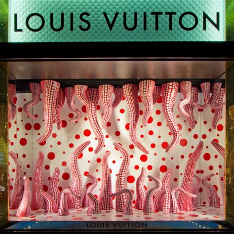 yayoi kusama louis vuitton window display